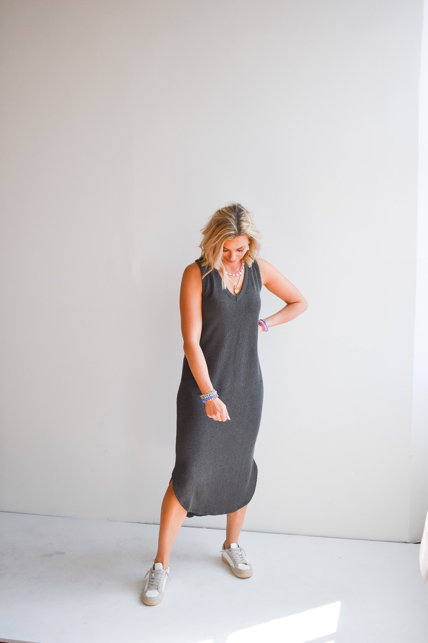 Kasie Sleevless Midi Dress in Charcoal