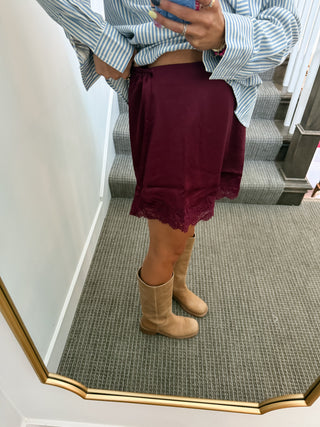 Liv Scallop Lace Trim Satin Skort in Wine